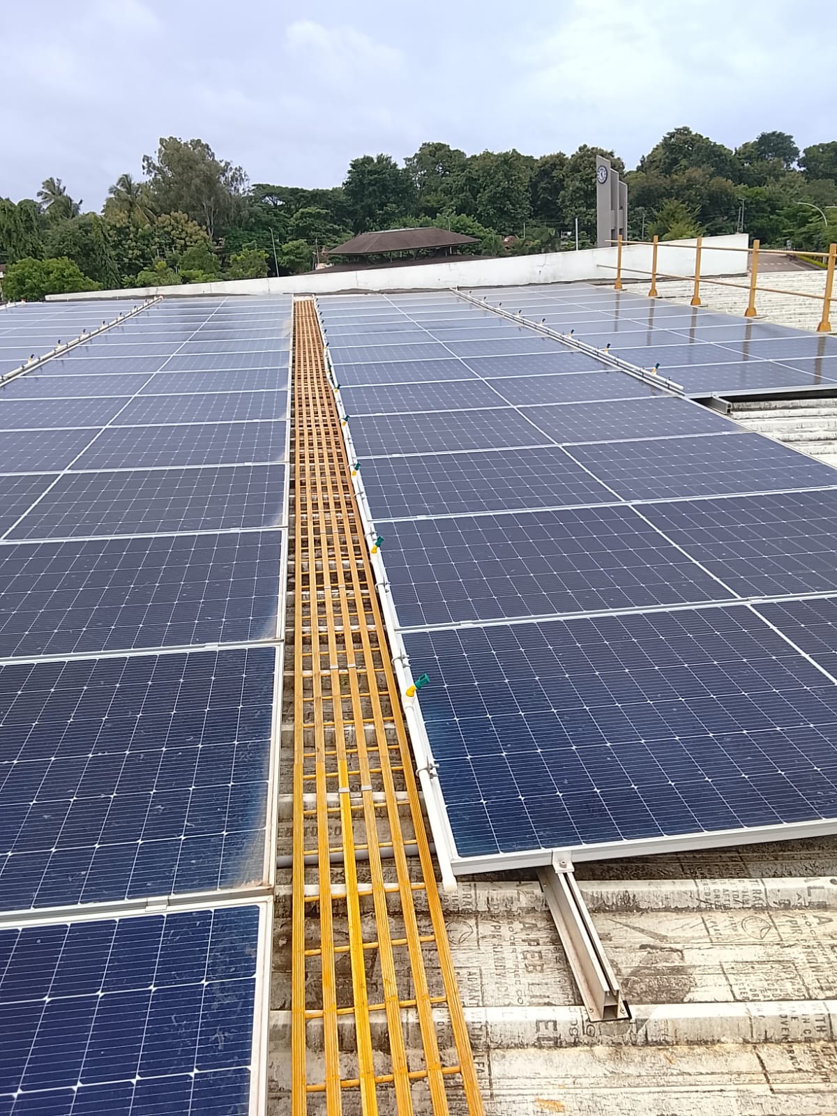 Commercial rooftop solar plant with walkway